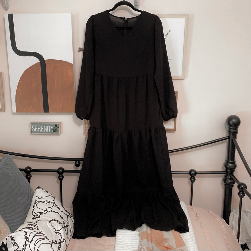 ☽ black, flowy dress